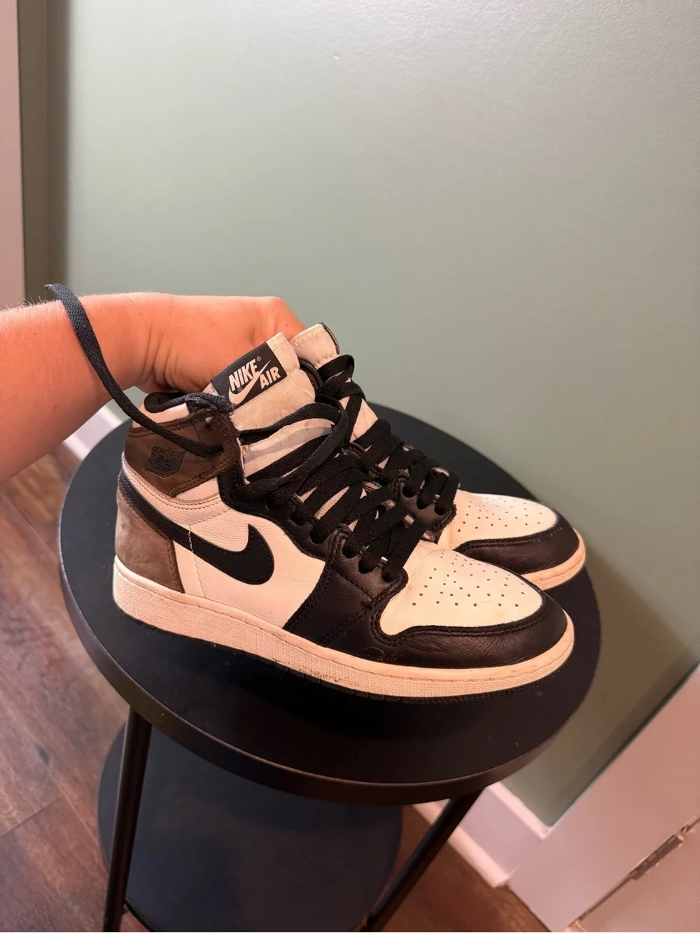 Nike Air Jordan 1 Mid youth Sneakers in Brown and Cream